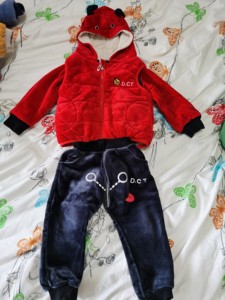 宝宝三件套红色，S码。内里加绒，差不多是一岁多到两岁的宝宝穿