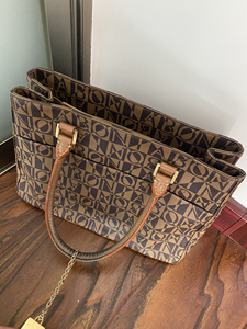 00wangxiaolan0744淘宝bonia波尼亚包包,8成新,底部有轻微磨损,购自