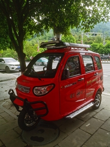 耀隆指挥官新车,200cc电喷水冷,燃油三轮摩托车全封闭微轿