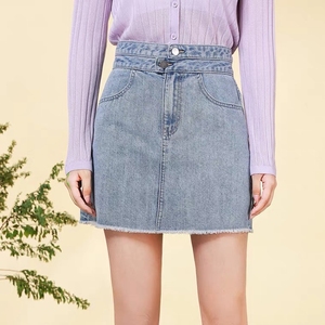 以纯牛仔半身裙,m码,颜色为肉粉色,照片拍出来有一点浅,裙子tb