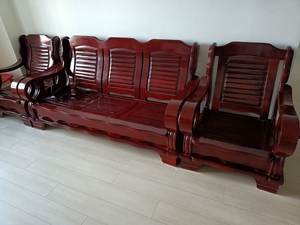 酒红色老式实木沙发椅一套,三椅.8成新.武汉市古田二路附近.