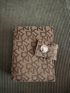 DKNY女式钱包，8成新，有使用痕迹，保证正品