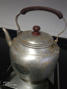 在家打扫卫生无意间翻出,老式烧水壶,上海话叫,铜雕!有些年头