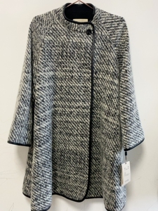 滕氏萨侬斗篷款带袖拼皮大衣,花色简约大气,170码全新有吊牌