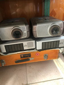 学校报废的投影机,飞利浦的还有两个,日立两个,飞利浦一个镜头