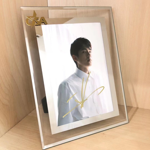 上新,刘昊然 亲笔签名照,上海lv活动签,含玻璃相框