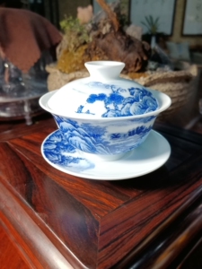 景德镇九段早期妙手青花山水盖碗.口径约10.3cm,高约5.