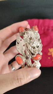 刁蛮公主同款手镯。纯银纯手工，请香港的一位珠宝设计师定做的。