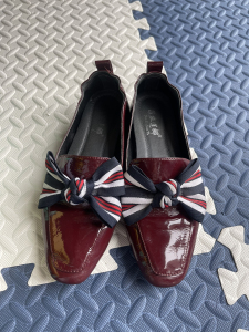 菲丝莲娜女酒红色蝴蝶结女鞋,可搭配西服裤子牛仔裤裙子都可以