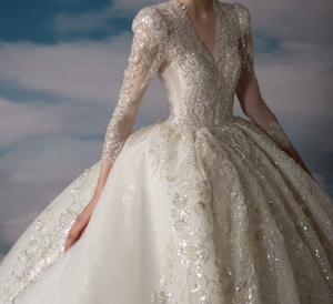 宫廷风重工大拖尾婚纱,皇后v领显瘦又大方,属于端庄优雅的款式