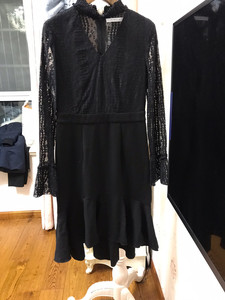 纳纹秋冬黑色连衣裙，袖子蕾丝设计比较性感，下摆是鱼尾的款式，