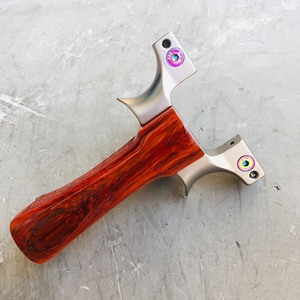 全新甬水虎倡弘扁皮弹弓全新未使用夹片木柄钛头78,80,85