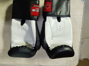 狂神拳击手套，型号：ks0725，家里准备装修，腾出来的东西