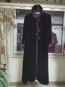 天猫万篓旗舰店购入，原创紫色长款潮女风衣，尺码3XL，适合身