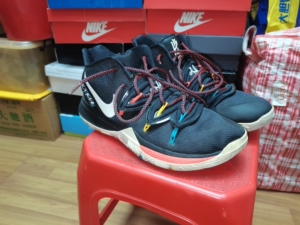 耐克欧文五篮球鞋,44码,老友记配色,鞋面没有破损,气垫饱满