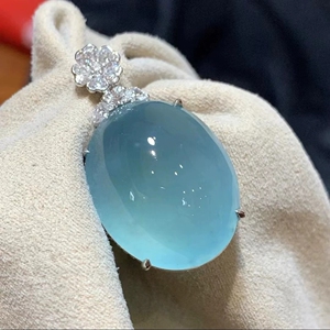 冰种天空蓝大鸽子蛋翡翠吊坠,可遇不可求的极品,无润颜色还是种