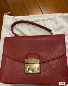 furla红色包包,有手柄,专柜买的,原价3000 ,因为只