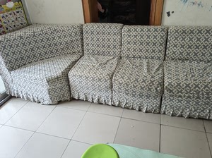 老式的凤阳沙发,布艺沙发,四个单人位,一个拐角位,现在一直正
