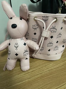 mcm兔子玩偶抽绳抽带水桶包 粉色可爱系   尺寸11 17