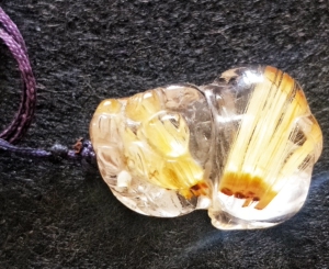 发晶貔貅吊坠,在海南旅游时捎回来的,有珠宝玉石首饰鉴定证书