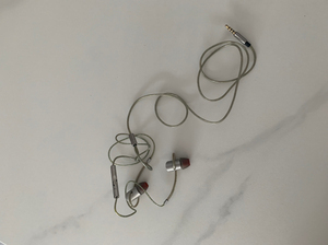 宝华韦健c5耳机   一直闲置导致轻微脱漆   原装正品不要