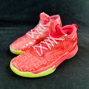 阿迪达斯篮球鞋利拉德2代大红配色42篮球鞋0.9秒绝杀火箭纪