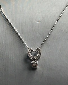 周大生钻石项链一条:au750金重2.58克:主钻0.046