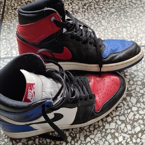 aj1黑蓝鸳鸯鞋555088-026八成新鞋头褶皱,稍微磨损