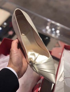 rv 白色缎面高跟鞋 37码全新 不容易撞款 可做婚鞋