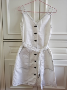 玛丝菲尔素白色牛仔吊带裙,非常非常的好看,前后小v的设计也不