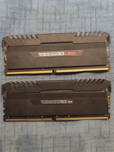 海盗船ddr4 3200 8g一根,led灯条,功能正常