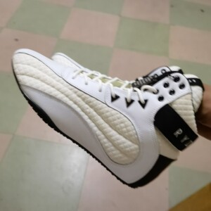 凯格林深蹲鞋,41码就这一双,鞋面车工走线反工留下针线孔