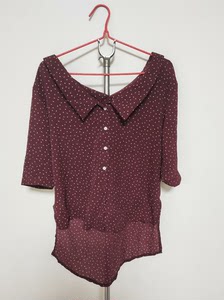 女宽领红色波点夏季短袖低领小衬衫，外衣红色白色小波点点，中码