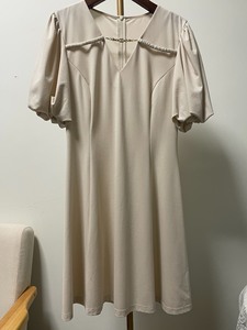 米祖的最新爆款连衣裙，杏色L码，百搭经典不过时款。面料舒适，