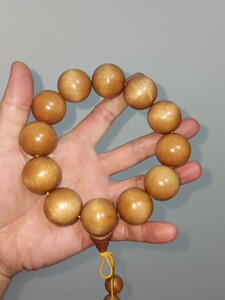 杵榆手串,木质坚硬,自古有,南紫檀,北杵榆之说法.有点泛金丝