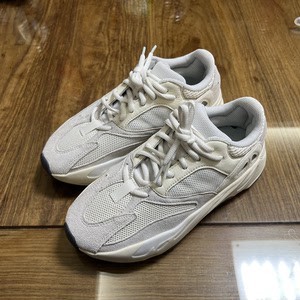 adidas yeezy 700 奶白 米白色 椰子 复古