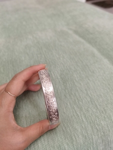 九寨沟买的,花儿纳吉手工千足银手镯,可以调节大小.买的时候里
