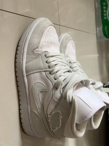 得物购买aj1云杉色帆布面36.5码,鞋头有一点刷坏了,其他