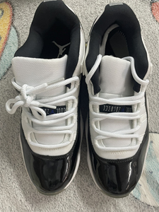 aj11低帮康扣 42码 鞋底氧化