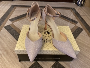 水果cc13淘宝全新弗洛丹尼女鞋全皮马毛铆钉,高跟粗跟五六厘米的