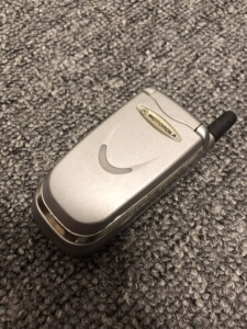 摩托罗拉v8088.成色还行.没有电池,夹电测试开机读卡屏好