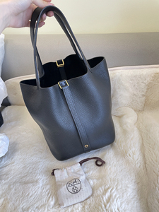 爱马仕菜篮子黑金22尺寸 只有防尘袋了 很少用很新 20年买