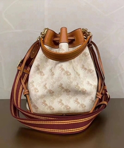 coach 小马车水桶包,奶茶色焦糖色搭配经典复古马车图案