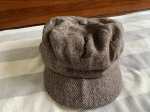 红英有檐帽子,深灰色,标准尺码,头顶为八瓣设计,正品,九成新