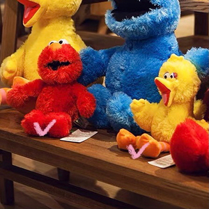日本优衣库 x kaws x 芝麻街第一弹联名毛绒公仔玩偶网