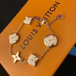lv家白贝母四叶草手链,买来当时很喜欢.后面就不爱了,专柜购