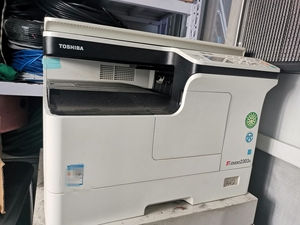 东芝2303a复印机,九成新,可送一工作台,北京自取,价格可