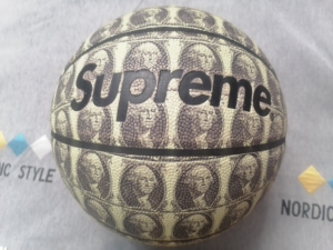 supreme x 斯伯丁篮球,就玩过两次,着急卖,可小刀