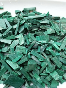 tb347916613淘宝天然孔雀石高纯度石绿颜料绿宝石边角