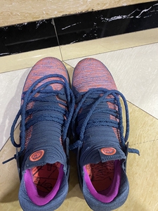 kd10全明星配色,颜色很cool,没穿几次,鞋底轻微磨损